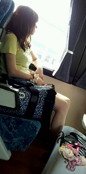 さっき電車に乗ってたら横の座席で着替え始めるエロいオーラ出してる女子大生（笑がいたんで撮影してみました