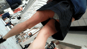 ペット目線スカートがふんわり広がり丸見え超可愛い女子大生(歩行、階段、その他)