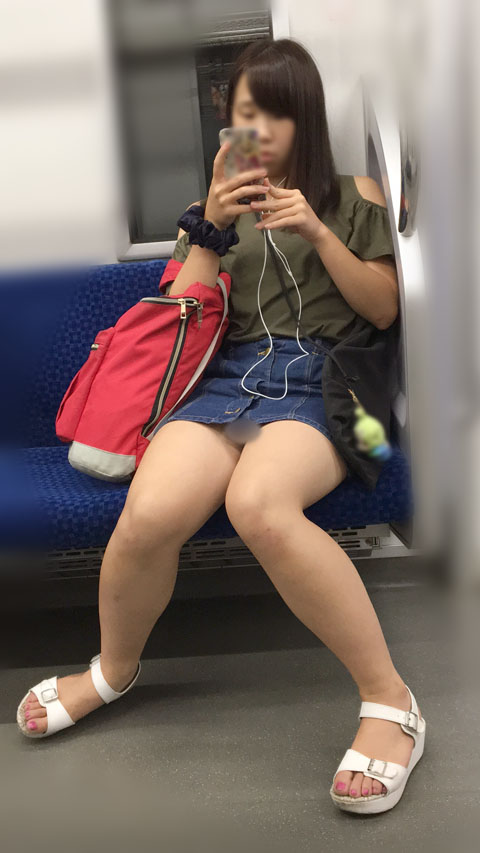 【セット販売】電車内の無防備なナマ脚が剥き出しのスケベ女子大生