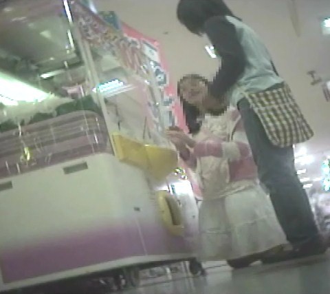 ゲームセンターで遊ぶ幼い女の子脚を思いっきり開いてくれました【パンチラ動画】花色木綿 ０２～０９セット販売