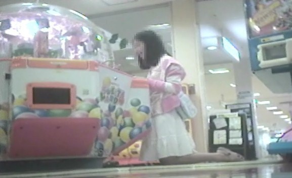 ゲームセンターで遊ぶ幼い女の子脚を思いっきり開いてくれました【パンチラ動画】花色木綿 3作品セット販売 ０９ ０２ １２