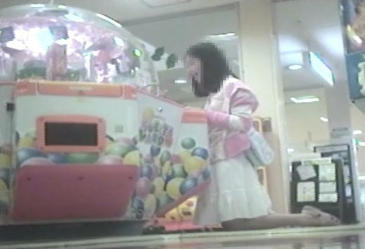 ゲームセンターで遊ぶ女の子脚を思いっきり開いてくれました【パンチラ動画】花色木綿 ０６～０９と０１～０４セット販売