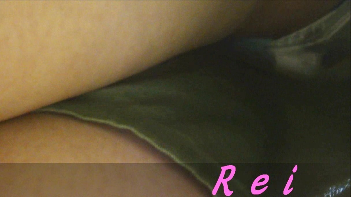 ショートパンツの隙間から頂きますｗ立ち読みしてる私服姿の女の子を逆さ撮り【パンチラ動画】Rei 05