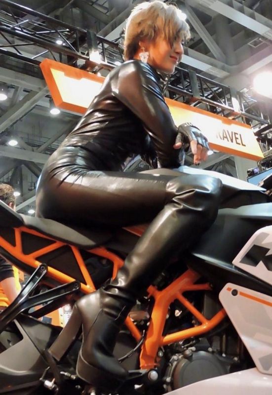 ピチピチライダースーツバイクに乗るコンパニオン2015モーターサイクルショー【動画】イベント編 1201