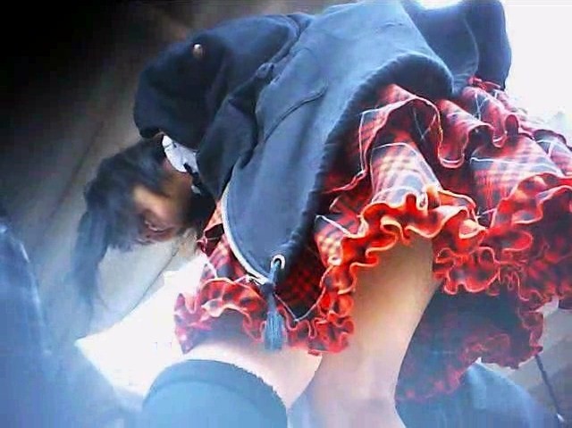 女の子を逆さ撮り白黒縞々パンチュ赤いスカート【パンチラ動画】014