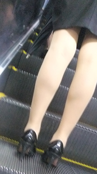 超ミニスカ美脚お姉さまのムチムチのベージュパンスト太もも2