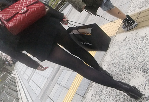 エグいホットパンツと黒タイツで街のボッキ視線を攫った美脚ギ ャル【店内でのオマケ付き☆】