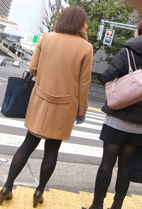 【黒タイツ】キャメルのコート着てる女の子の可愛さは異常