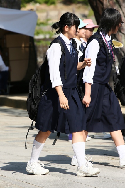 制服女子校生達の修学旅行風景 File022