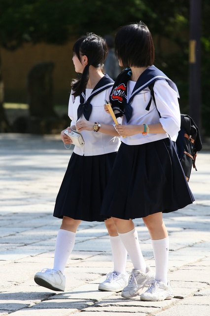 制服女子校生達の修学旅行風景 File021
