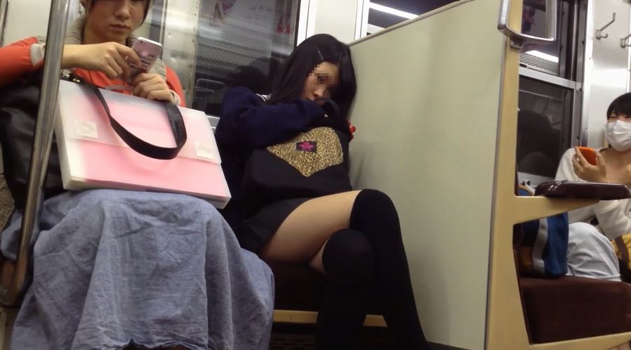 電車で座っていてもパンチラしそうなミニスカ女子高生