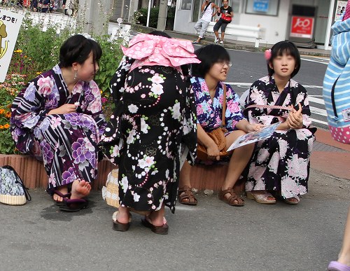 大胆に足裏をさらす浴衣生足ＪＫ