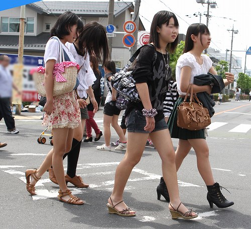 ミニスカ生足ハイヒールJK