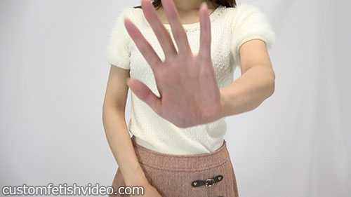 手フェチ動画　カメラに向かって掌を向けてくる女性f842