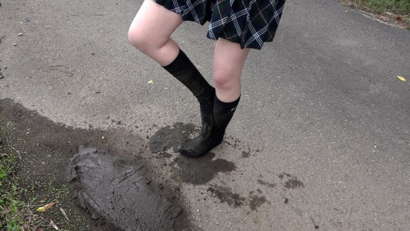 ブレザー制服の女の子が泥で靴下を汚して引き破るf795