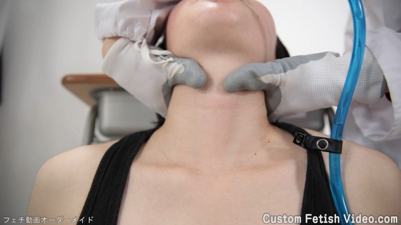 喉仏フェチ　女性の首を手で押したり圧迫するf585