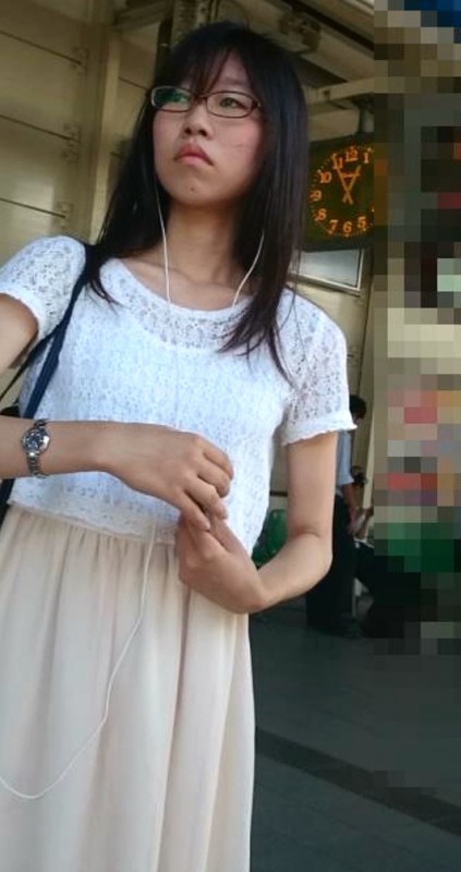 【限定10セット!】超真面目系お姉さんをスカートめくりで花柄イエローパンティ丸見え!!
