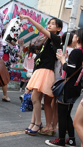 歩行動画&画像 履きなれないピンヒールパンプスが無謀なミニスカパンストJK