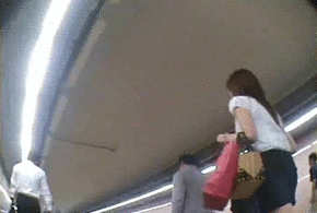 地下鉄通路で発見したミニスカートの女を地上に上がるエスカレータの背後から。