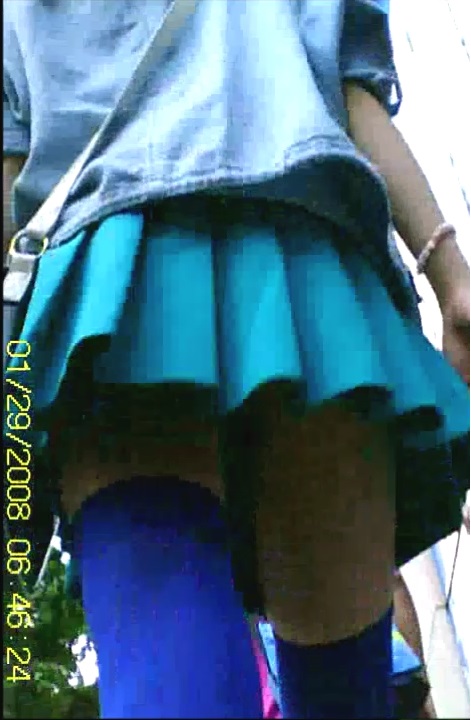 [逆さ撮り第八弾！]青ニーソのアキバ娘スカートの中逆さ撮り動画