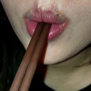 【咀嚼・唇・口・舌フェチ】チョコレート菓子を食べる口元アップ＆吐き出す素人モデル