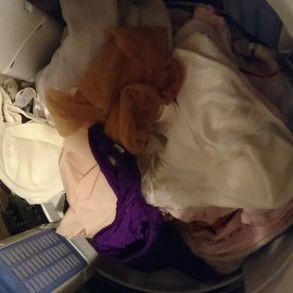 【盗撮】友人の美人奥さん（40代熟女）の洗濯機の中（服・下着・染みパン）をチェック