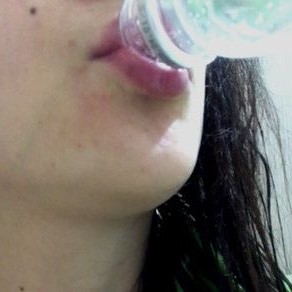 【首、口フェチ】女性の細い首のアップ＆炭酸水を飲むときの口や喉の動き（風呂上がり・下着姿）