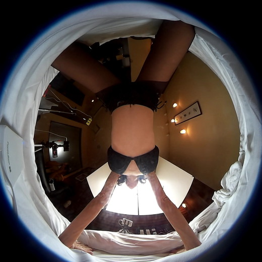【こんな動画見たことない】360度カメラで見上げる黒ビキニ＆黒タイツ美人