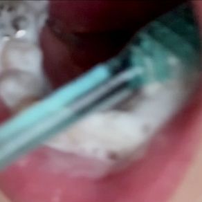 若い素人女性の歯磨き（赤の下着姿） 『唇・口・舌・歯・口腔フェチ』