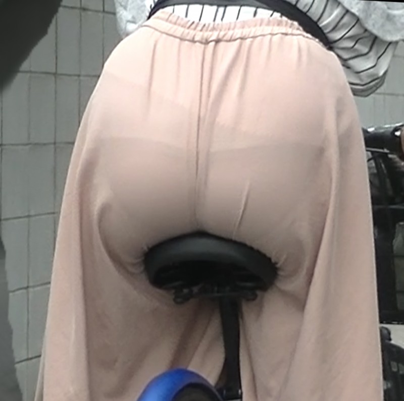 自転車のスカート透けでか尻