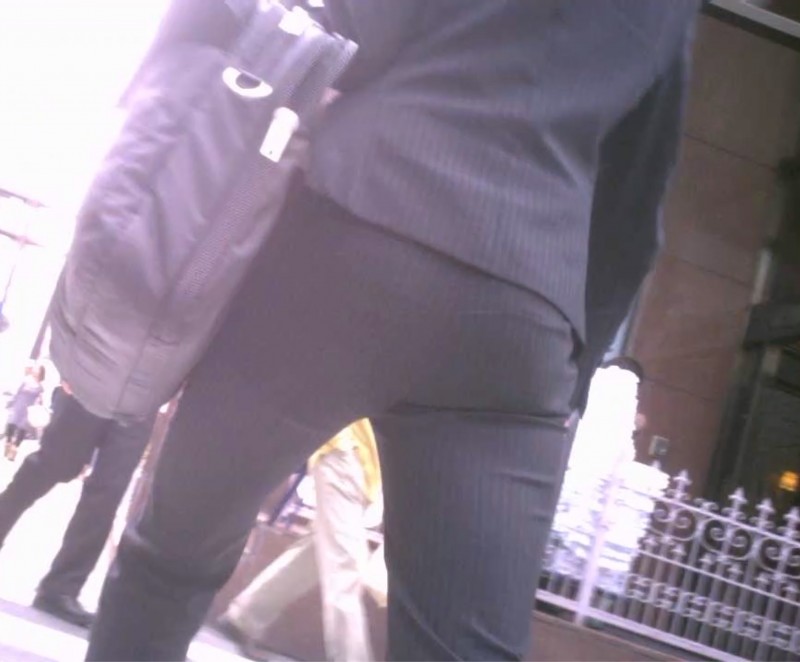 美女OLのパンツスーツスタイルな尻9