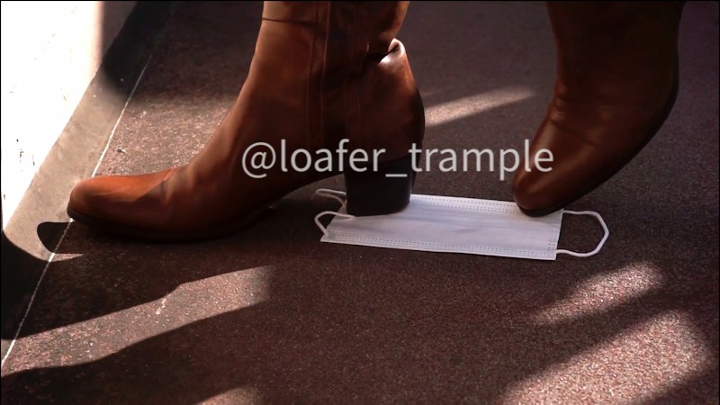 M-101)屋外撮影　茶色ロングブーツで鉛筆キャップ・色紙・マスク踏み歩き