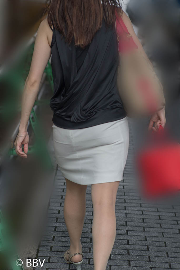 お色気バディが隠せない!白スカ越しに美尻を見せてくれる熟女OLさん! お色気バディが隠せない!白スカ越しに美尻を見せてくれる熟女OLさん!