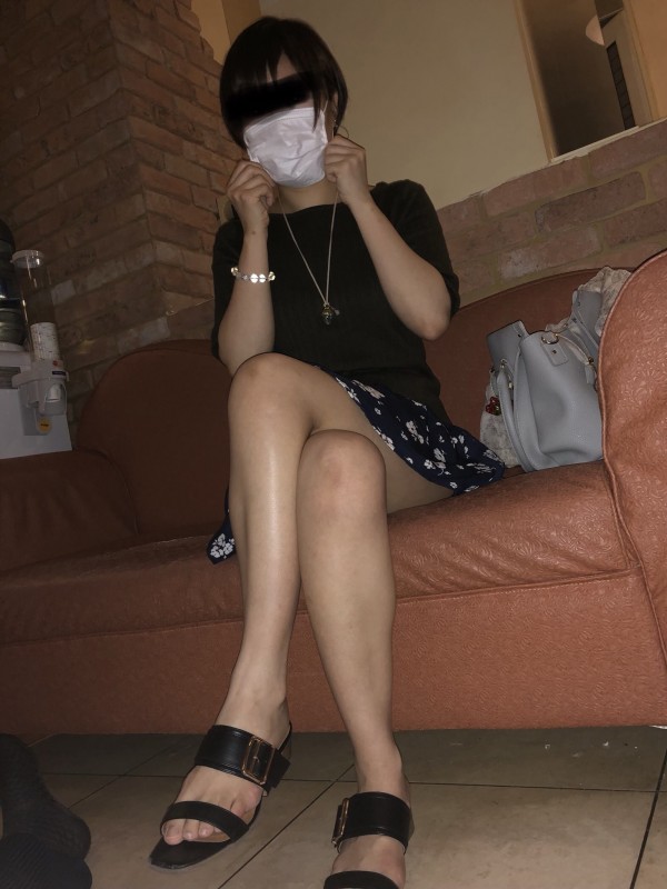 美脚キャバ嬢!椎名○檎似のドSのまりんに膝で股間をグリグリしてもらいました!