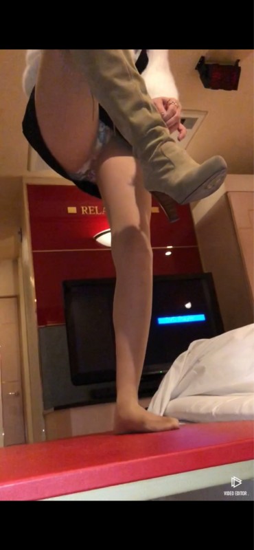 美脚キャバ嬢!みーさんのニーハイブーツ脱ぎからの踏みつけ風パンスト足裏!