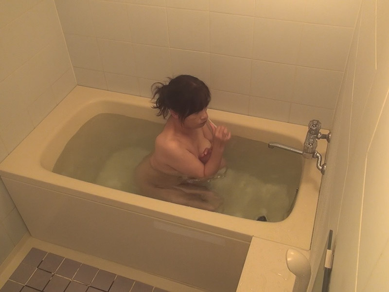 シャワーオナニー疑惑の母親の入浴を隠し撮り