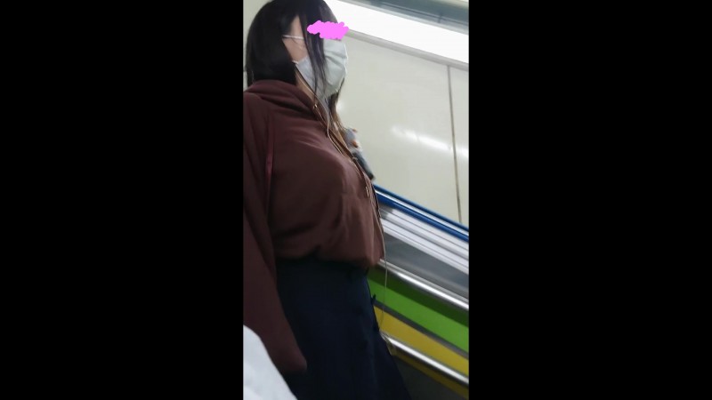 爆乳を隠すパーカーちゃん