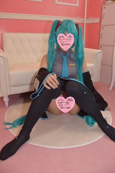 【完全顔出し】20代前半の芋娘のコスプレを撮影してたらパンツが撮れちゃいました