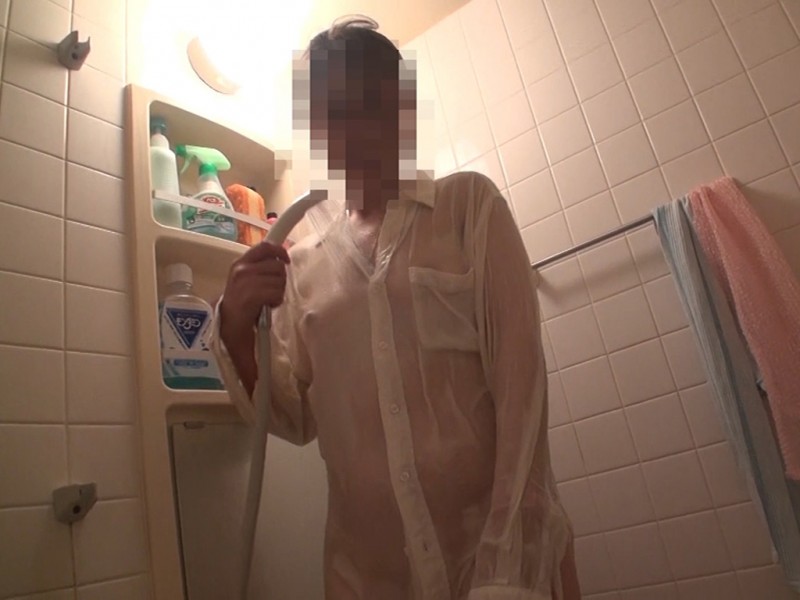 ＜個人撮影＞妻に白ワイシャツを着せてシャワーを浴びせてみたら予想以上に透け透けで妻興奮！