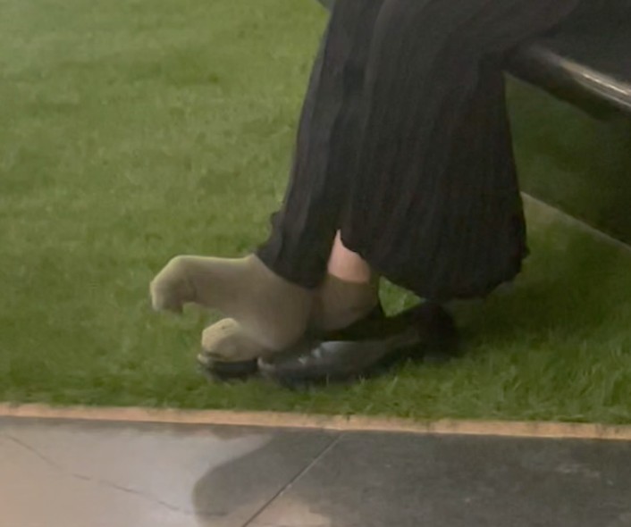 【動画】広場で靴脱き&#12441;