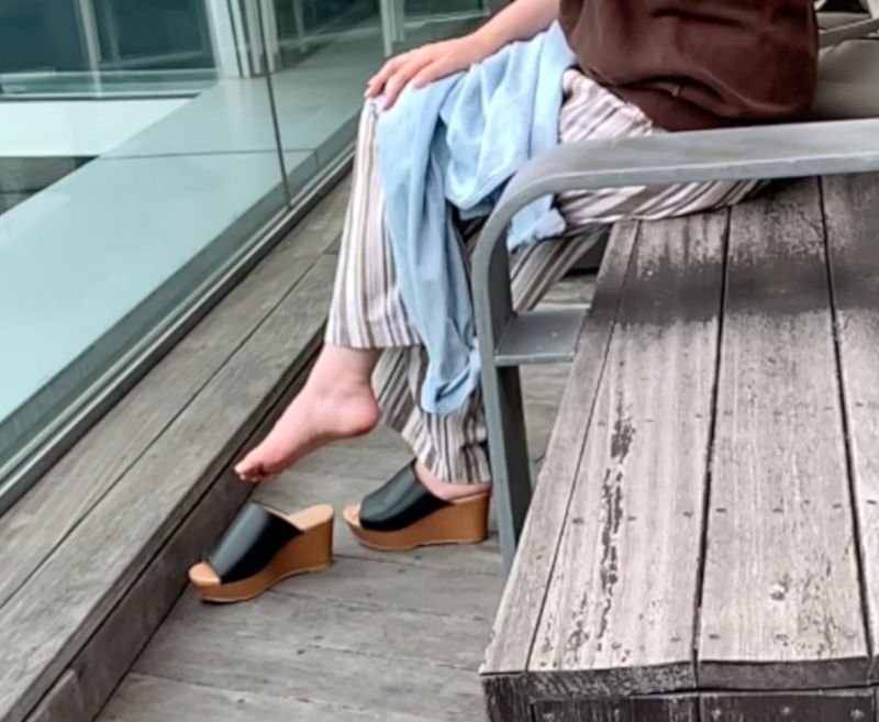 【動画】スターバックス女子の靴脱ぎ パート２