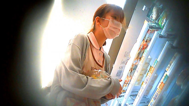 休憩中のナース風！パンチラ盗撮※おまけ２人付き