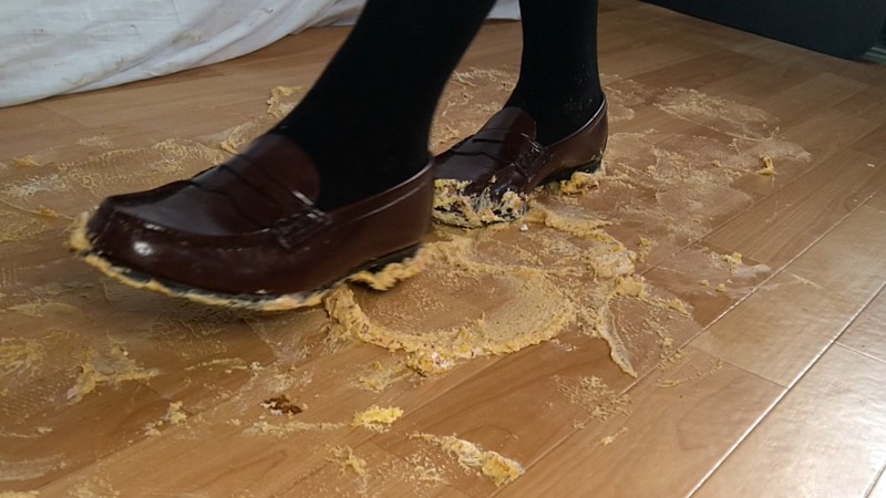 7-6　制服ローファーで床に落ちたサプライズのケーキをそのまま踏みつけてしまう 足元アップVer.