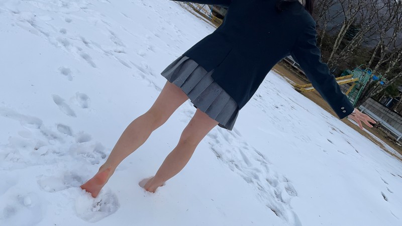 【完全裸足】第43弾！裸足で雪積もる公園を歩く服女子