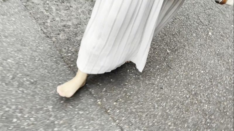【完全裸足】第13弾！裸足で外を歩く女性
