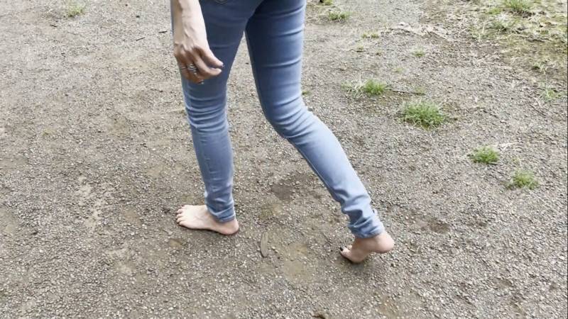 【完全裸足】第7弾！広い公園内を裸足で歩く女性 part2