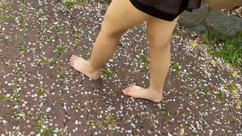 【完全裸足】第26弾！春の日差しの中を裸足で歩く女性