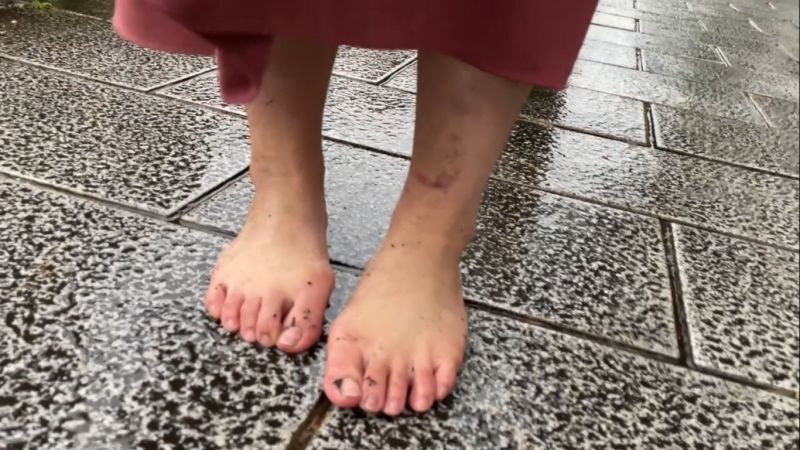 【完全裸足】第24弾！雨の街中を裸足で歩く女性 part2