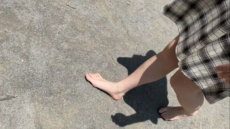 【完全裸足】第30弾！裸足で真夏の公園を歩く女性