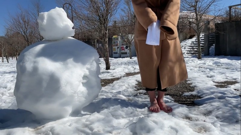 【完全裸足】第21弾！雪の上を裸足で歩く女性